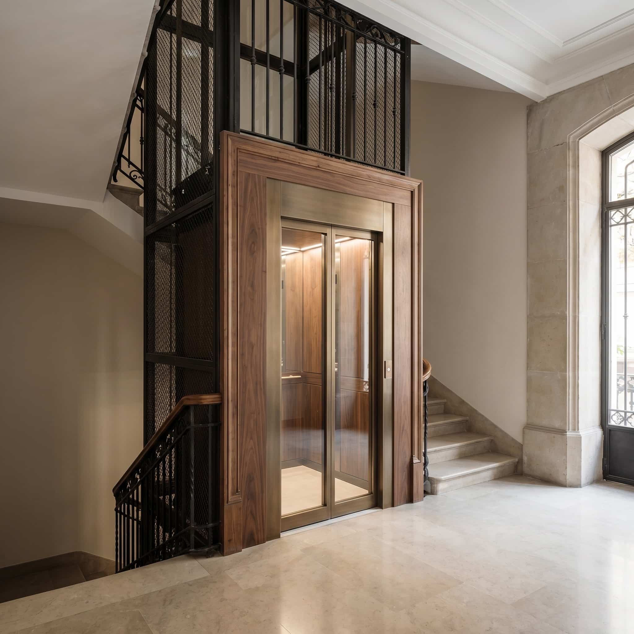 Finca antigua de Barcelona con ascensor nuevo instalado en el portal de la comunidad de propietarios