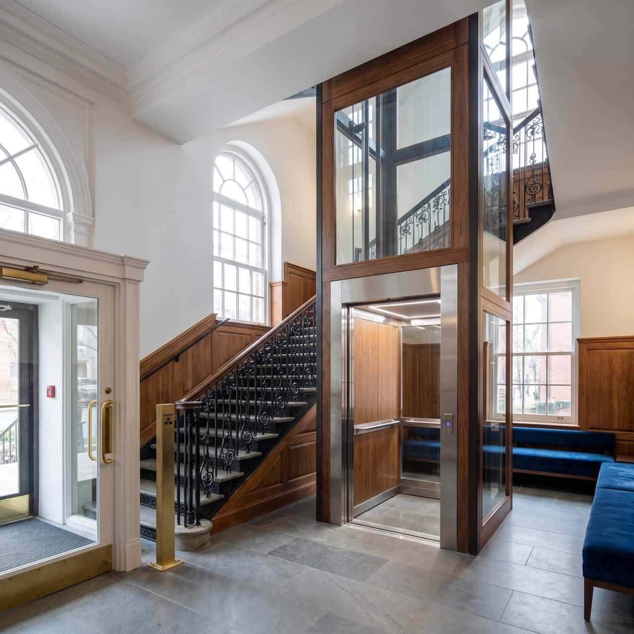 Ascensor modernizado con cabina nueva y puertas automáticas en un edificio residencial de Barcelona