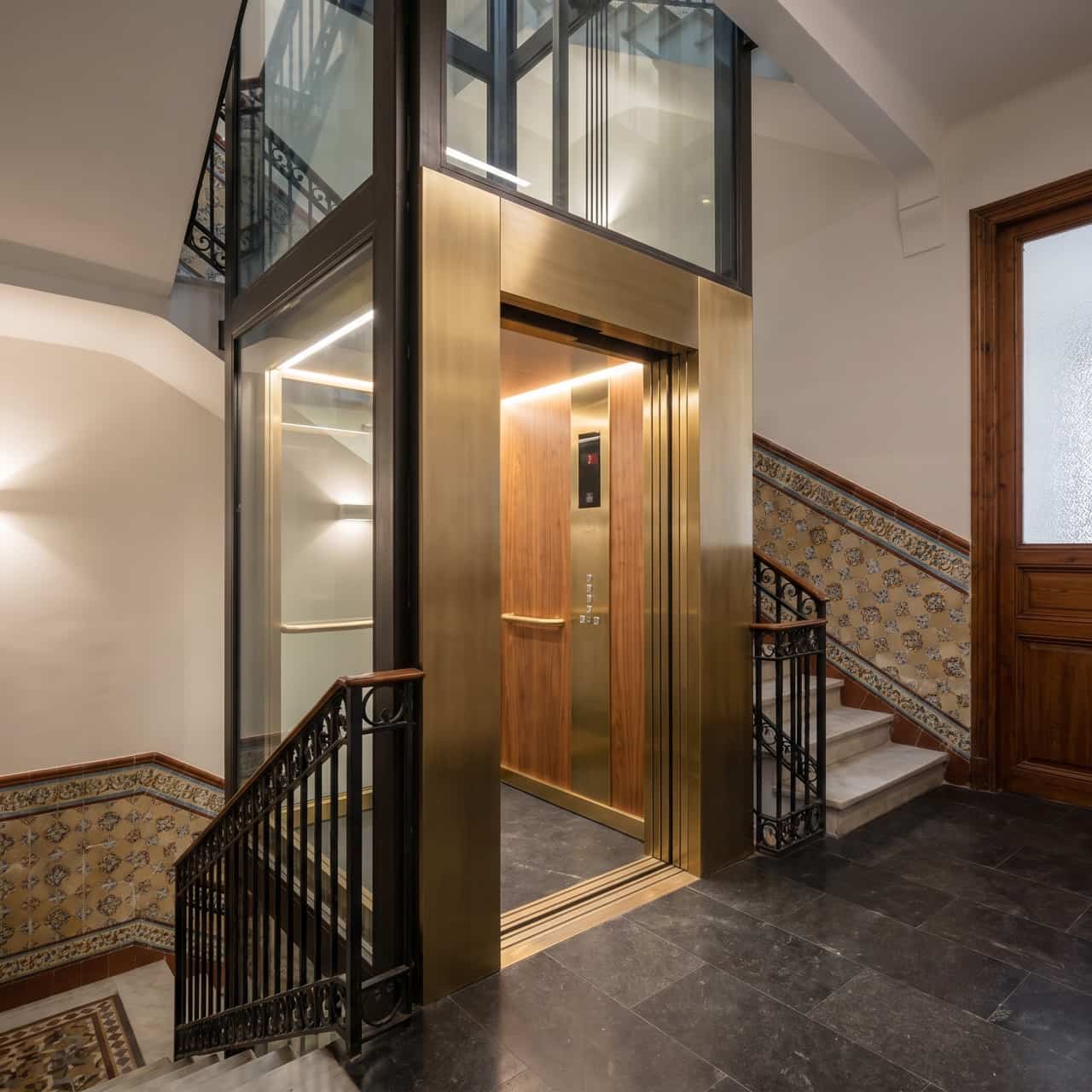 Ascensor moderno instalado en una comunidad de propietarios de Barcelona