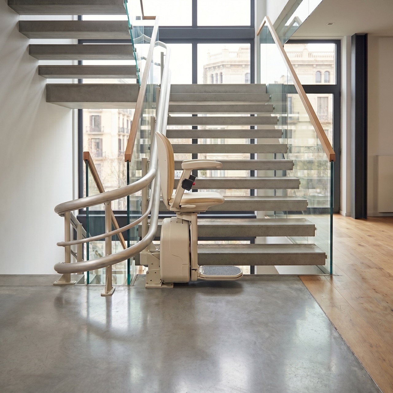 Silla salvaescaleras instalada en una escalera interior de una vivienda particular en Barcelona